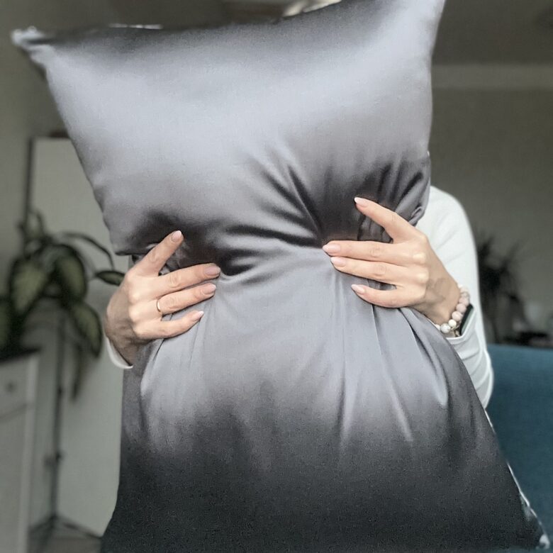 Vienpusējā zīda spilvendrāna. 50x70cm Tumši pelēka 