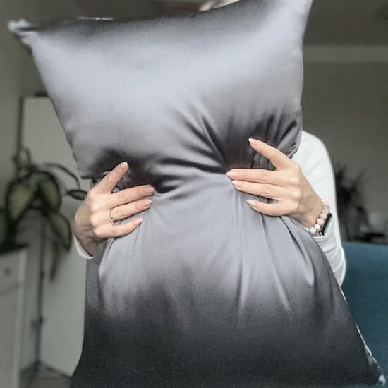 Vienpusējā zīda spilvendrāna. 50x70cm Tumši pelēka 