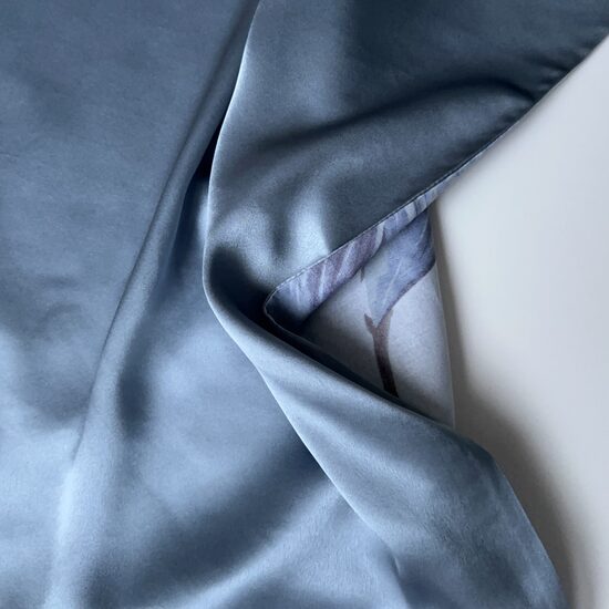 Vienpusējā zīda spilvendrāna 50x70cm, pelēkzila 